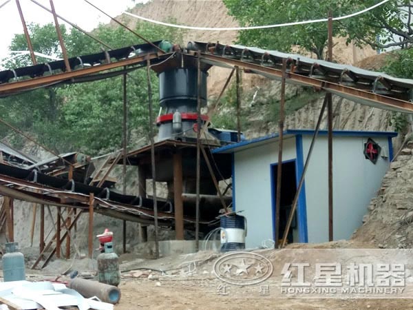 鐵礦石圓錐破碎機現(xiàn)場